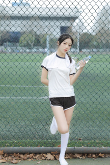 男女一起努力做豆浆